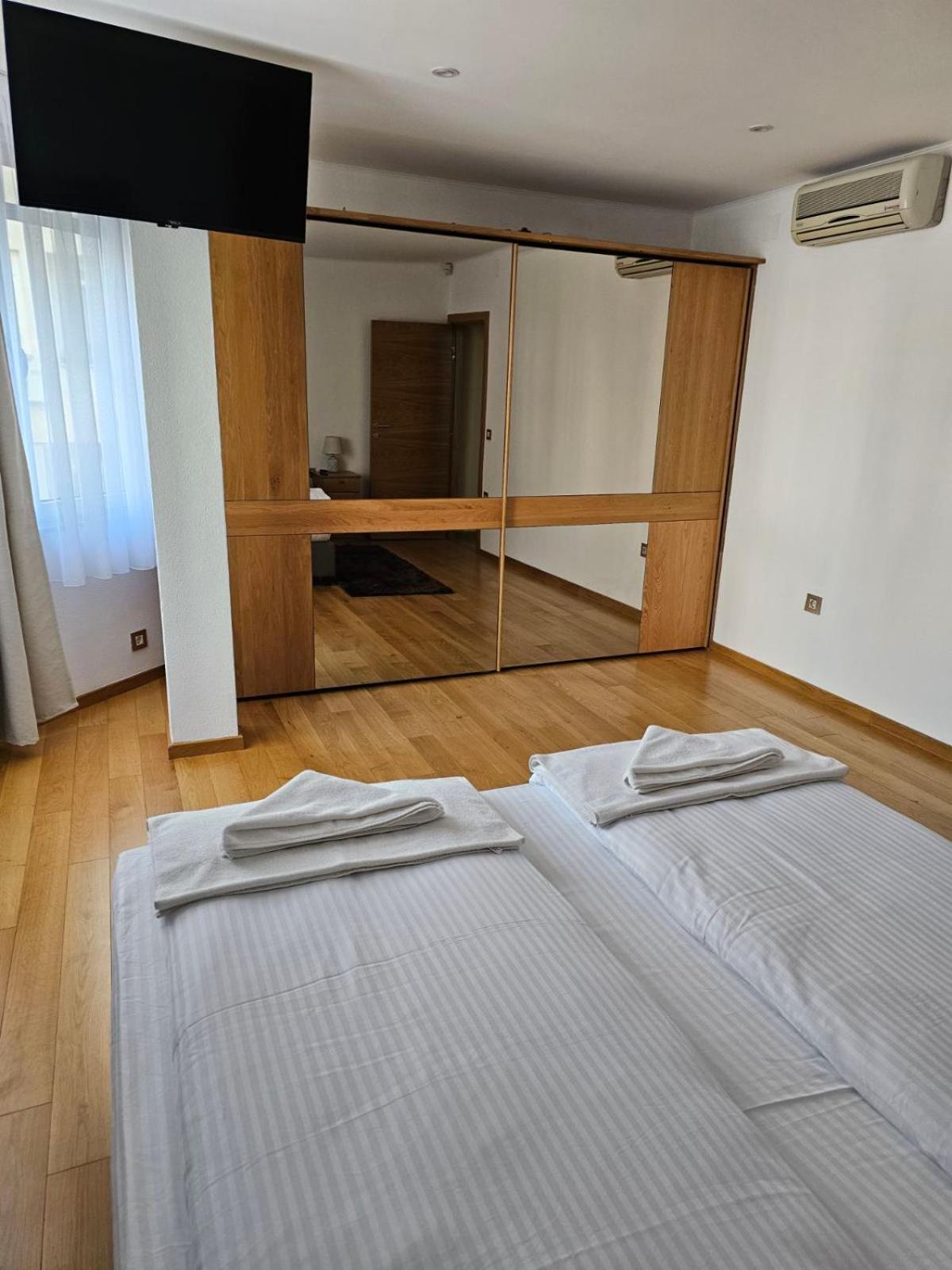 Apartman Centar Bulevar Ex Sa Garazom Banja Luka Exteriör bild